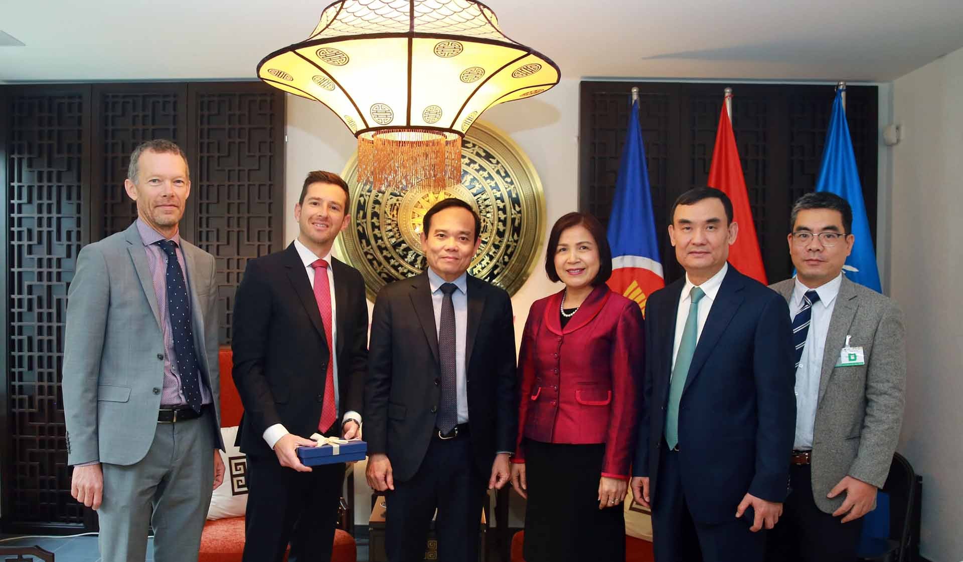 Phó Thủ tướng Trần Lưu Quang tiếp Phó Chủ tịch LEGO Edward Lewin (thứ 2, bên trái) tại trụ sở Phái đoàn Thường trực Việt Nam tại Geneva, Thụy Sỹ. (Nguồn: VGP)