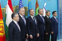Ngoại trưởng Mỹ thăm Trung Á: Đem 'quà' gặp mặt, nhắc xung đột Nga-Ukraine, khẳng định ủng hộ