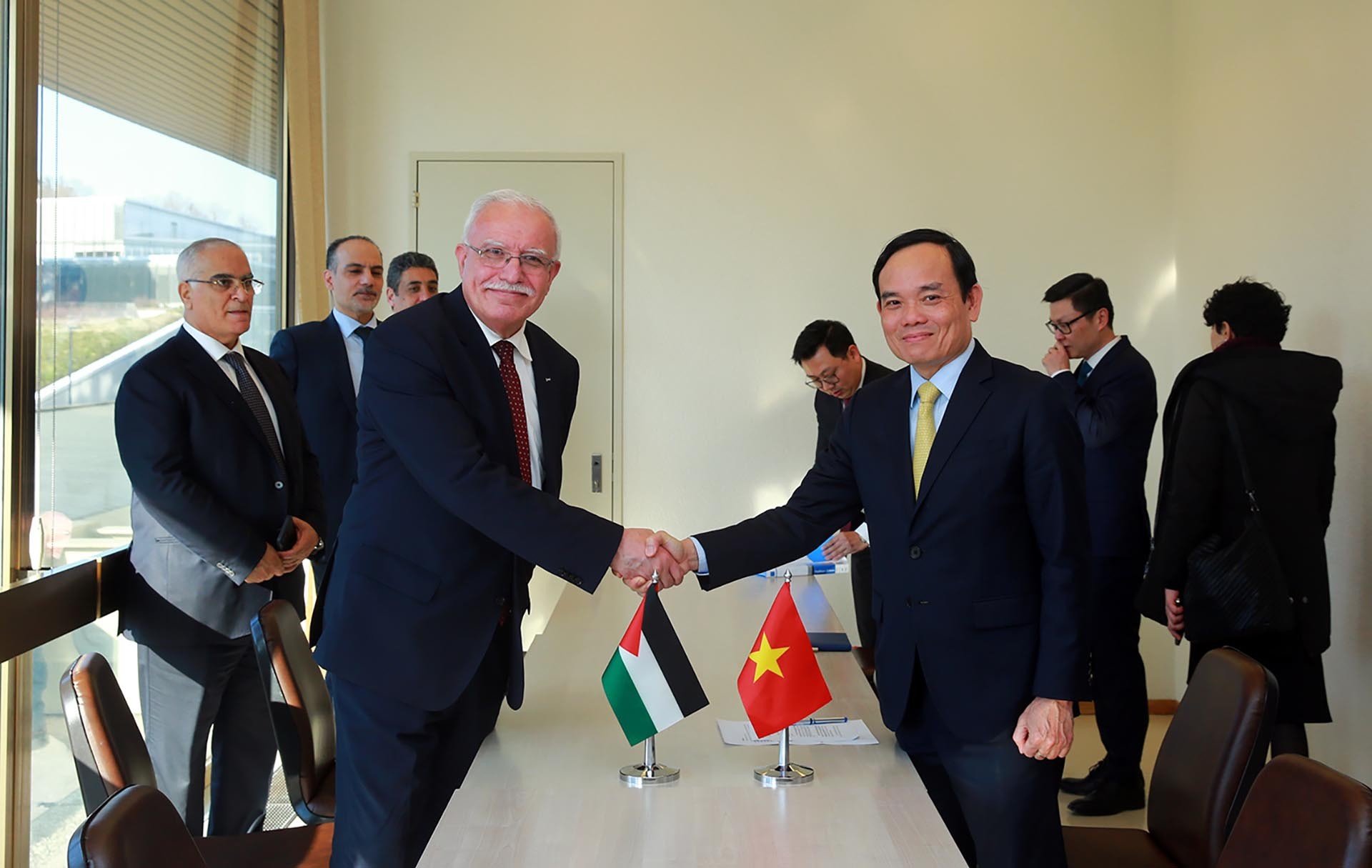 Phó Thủ tướng Trần Lưu Quang gặp Bộ trưởng Ngoại giao Palestine Riad Al-Malki. (Nguồn: VGP)