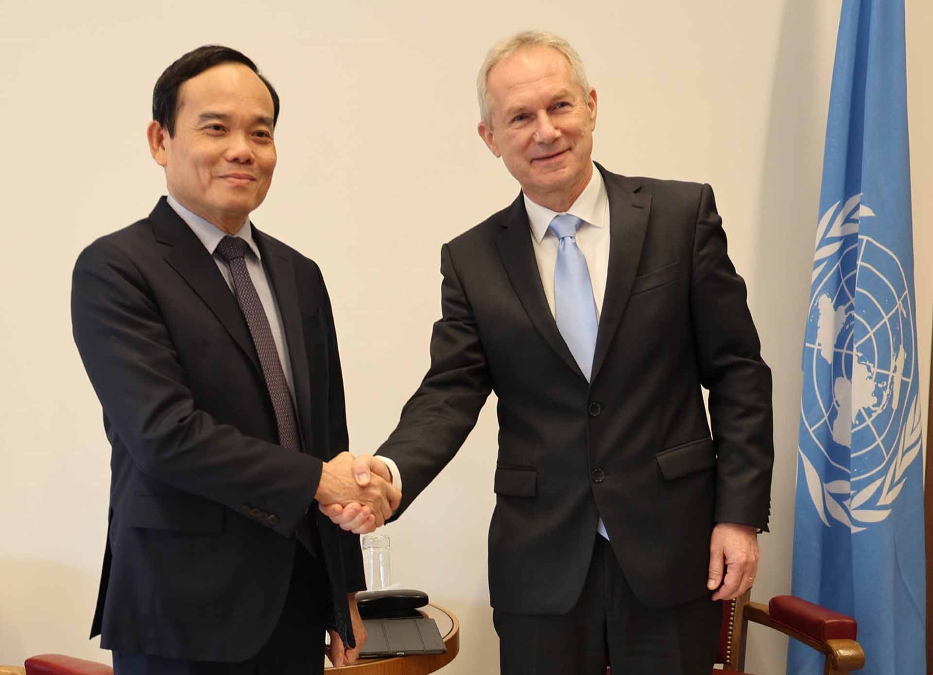 Phó Thủ tướng Trần Lưu Quang gặp Chủ tịch Đại hội đồng LHQ Csaba Korosi. (Nguồn: TTXVN)