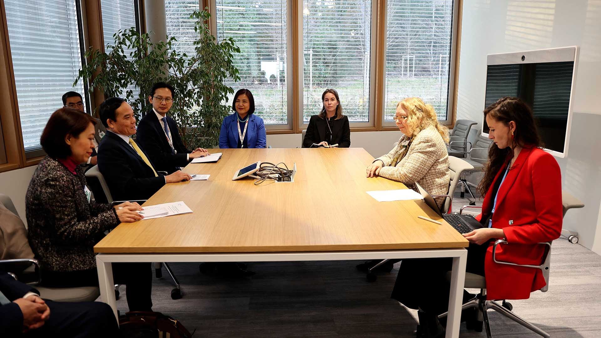 Phó Thủ tướng Trần Lưu Quang làm việc với Tổng Giám đốc Văn phòng LHQ tại Geneva. (Nguồn: TTXVN)