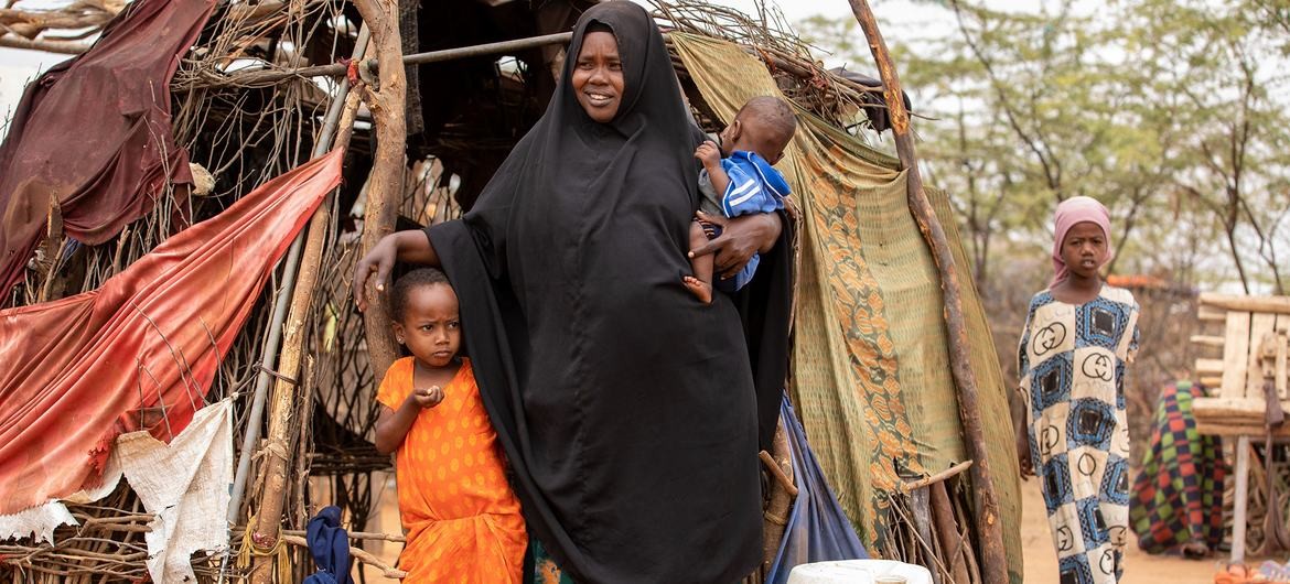 Một người mẹ và 10 đứa con của cô chuyển đến một trại tị nạn ở Kenya vào tháng 3 năm 2022 sau khi hạn hán tàn phá mùa màng và gia súc của cô ở Somalia. UNq