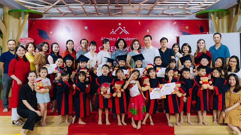 Cô giáo Violet Phạm và tình yêu dành cho trẻ em Việt Nam
