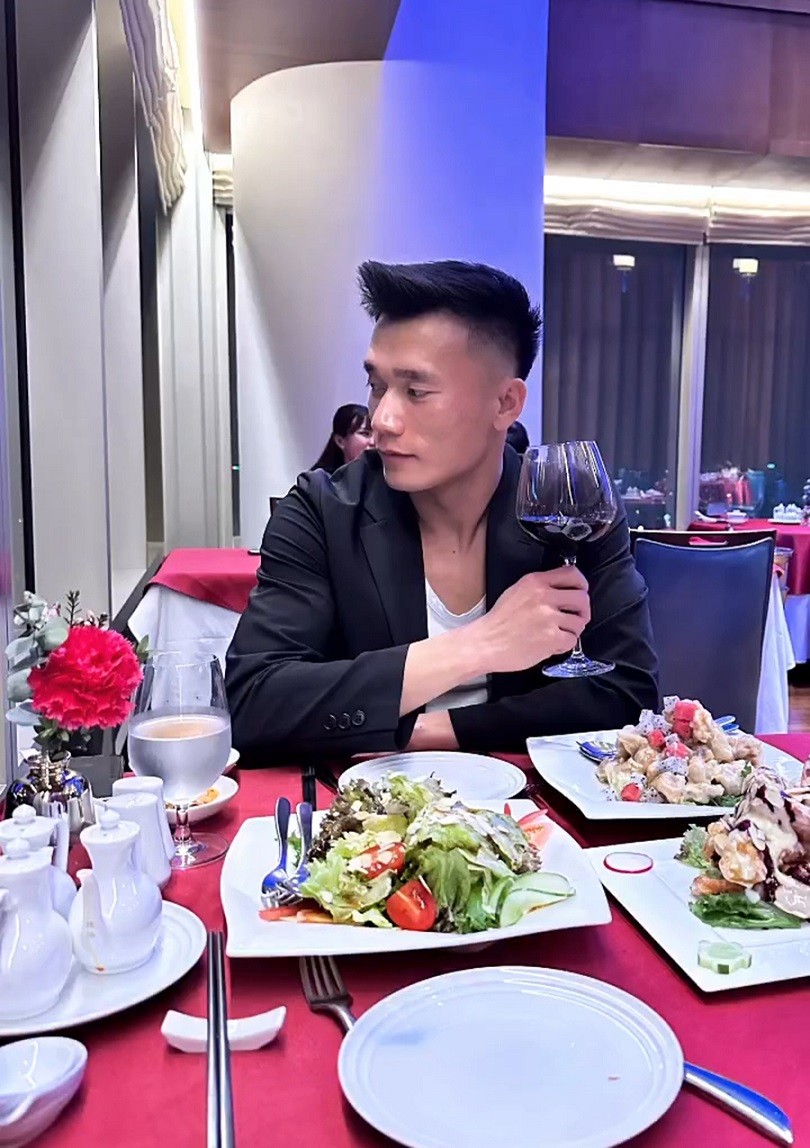 Thủ môn Bùi Tiến Dũng đón tuổi 26 bên vợ người mẫu và con trai nhỏ tại Hà Nội