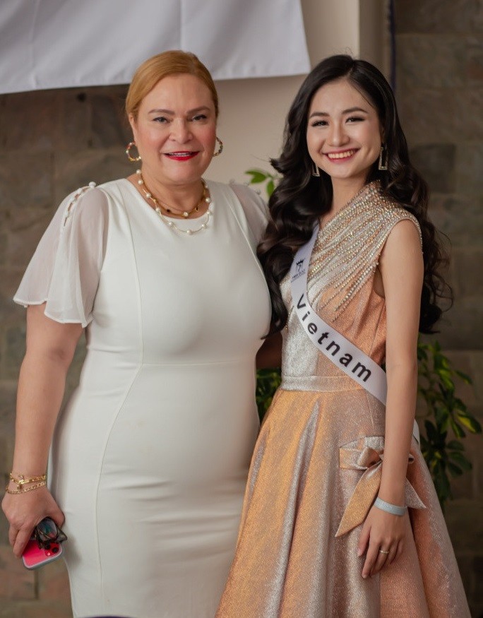 Hoa hậu Nguyễn Thanh Hà tặng nón lá các thi sinh Miss Eco International 2023