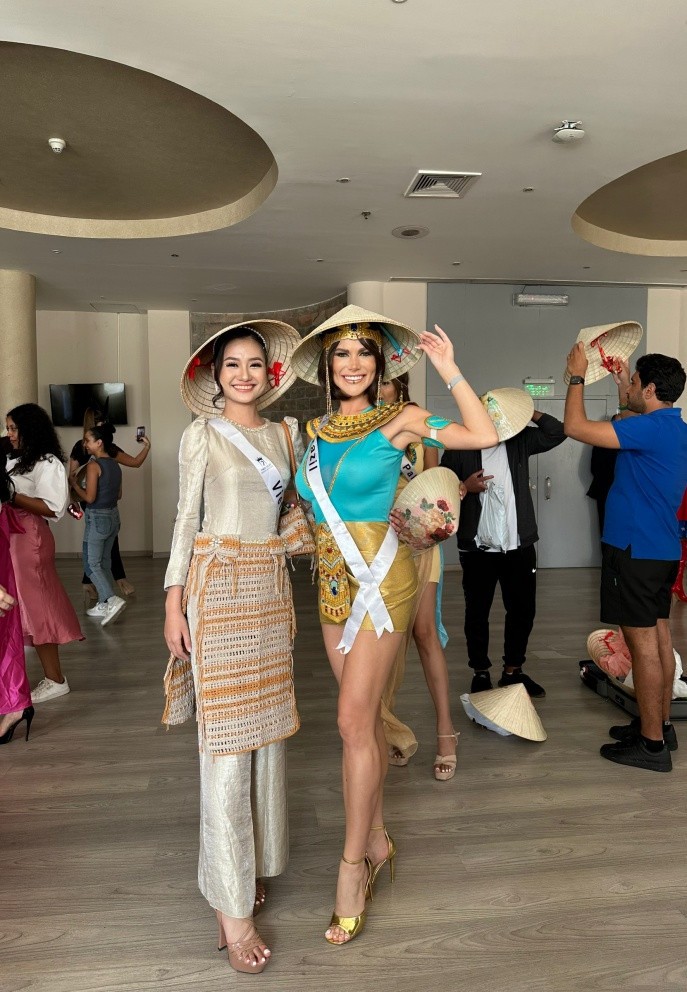 Hoa hậu Nguyễn Thanh Hà tặng nón lá các thi sinh Miss Eco International 2023