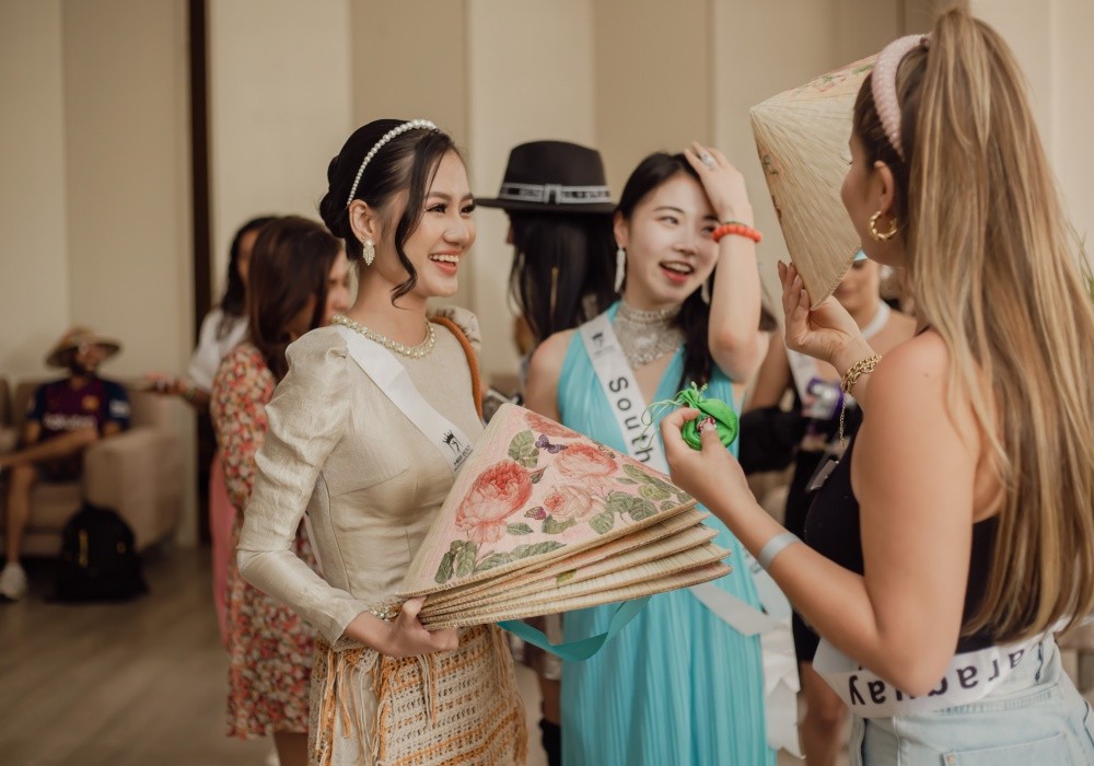 Hoa hậu Thanh Hà tặng nón lá các thi sinh Miss Eco International 2023