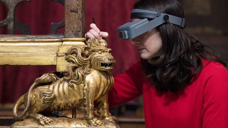 Anh: Tân trang ngai vàng mạ vàng 700 năm tuổi, chuẩn bị cho lễ đăng quang của Vua Charles III