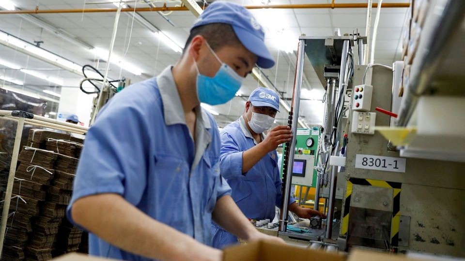 Sản xuất công nghiệp Trung Quốc khởi sắc, Mỹ và châu Âu vẫn 'căng mình' đối phó với lạm phát