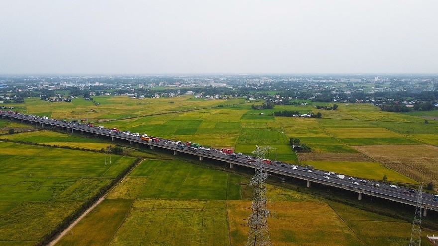 Foreign investment in HCM City up 43% in two months. Photo is Ho Chi Minh City–Trung Luong Expressway. (Source: 