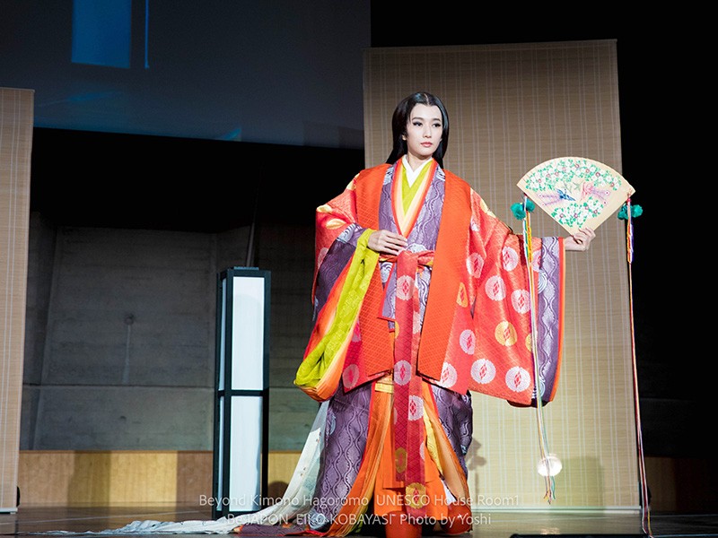 Trình diễn lễ phục junihitoe của nhà thiết kế Kobayashi Eiko tại trụ sở của UNESCO tại Paris năm 2018 (nguồn: Be-Japon)