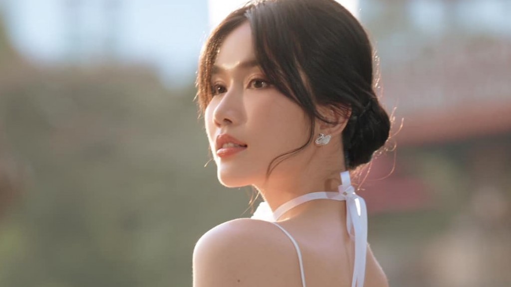 Á hậu Phạm Ngọc Phương Anh đẹp ma mị với thiết kế đầm trắng tinh khôi