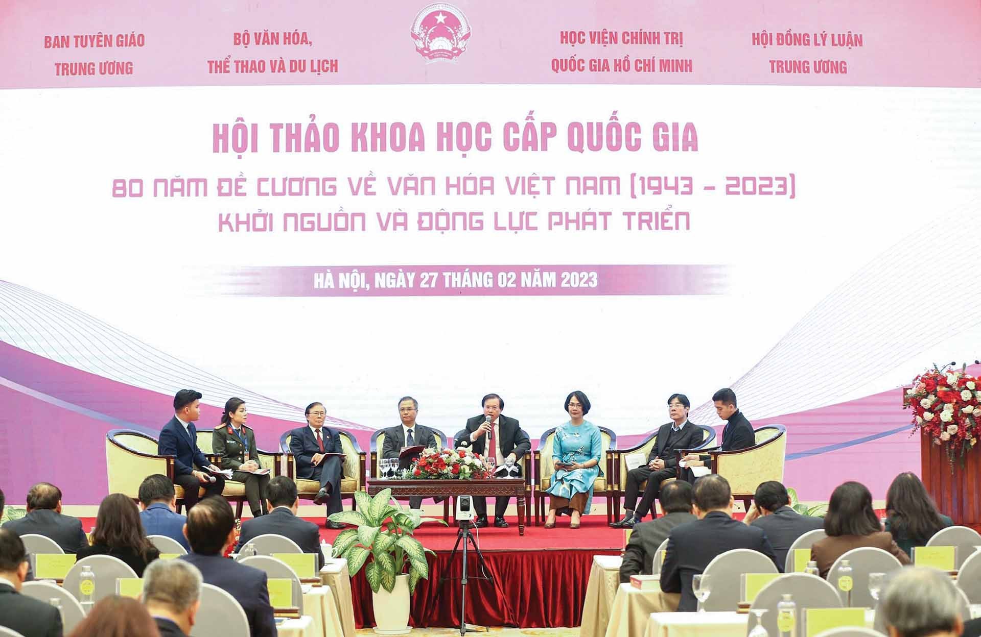 Các đại biểu thảo luận tại Hội thảo khoa học cấp quốc gia 80 năm Đề cương về văn hóa Việt Nam. (Ảnh: Trần Huấn)