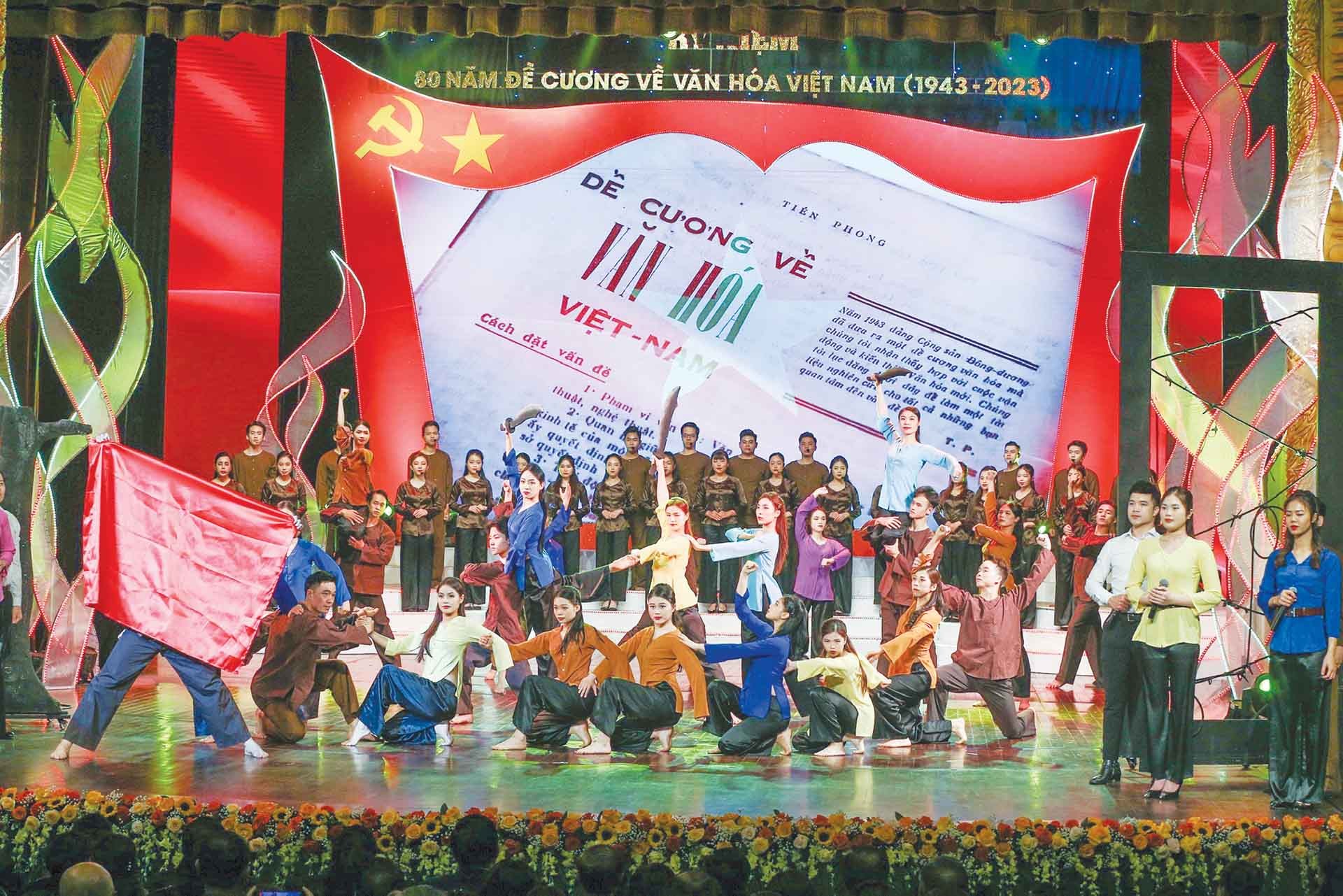 Một tiết mục biểu diễn trong chương trình nghệ thuật đặc biệt kỷ niệm 80 năm Đề cương về văn hóa Việt Nam. (Ảnh: Khiếu Minh)
