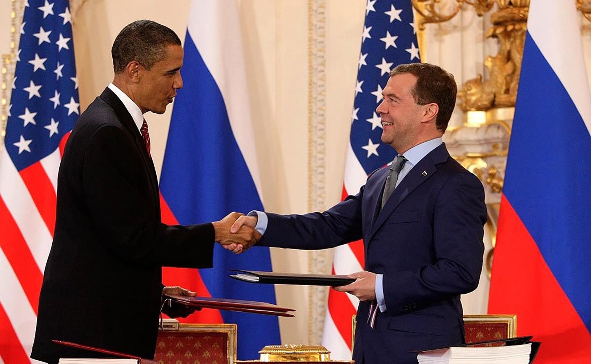 Tổng thống Mỹ Barack Obama và Tổng thống Nga Dmitry Medvedev bắt tay sau khi ký kết Hiệp ước New START năm 2010. (Nguồn: Kremlin.ru)