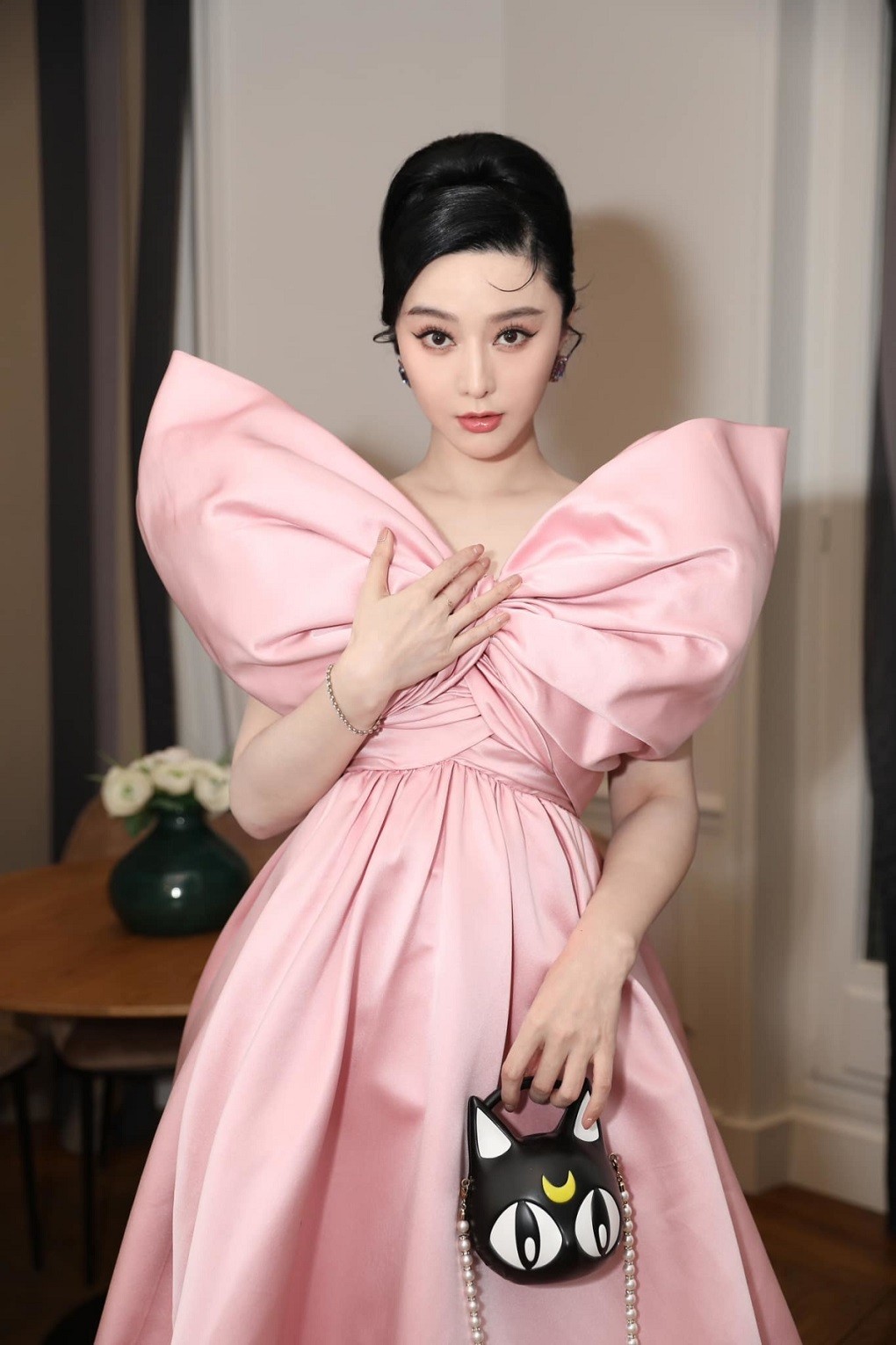 Phạm Băng Băng xuất hiện cùng chiếc đầm thuộc bộ sưu tập thời trang cao cấp mùa xuân 2022 của thương hiệu Giambattista Valli.