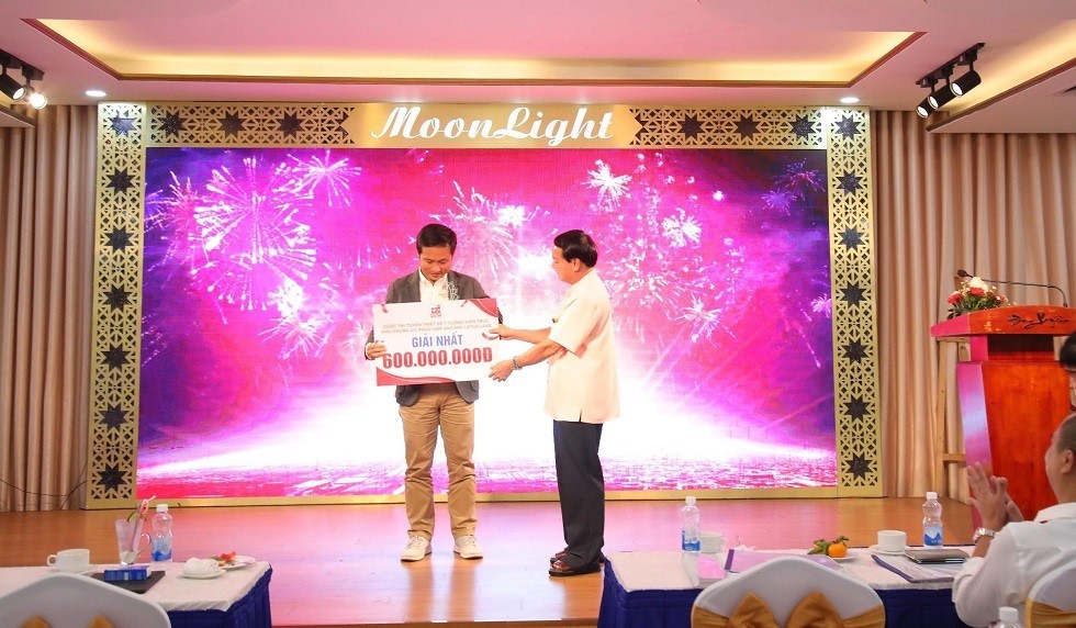 Le Thanh Thuan, CEO of Sao Mai Group, presents the first prize to the winning team Le Thanh Thuan, CEO of Sao Mai Group, presents the first prize to the winning team