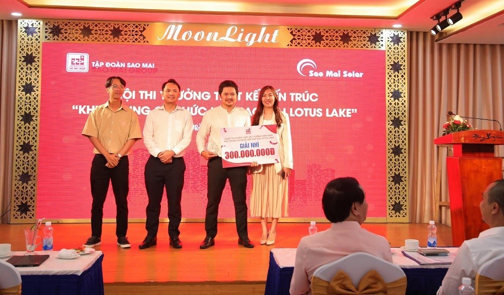 Le Tuan Anh, deputy CEO of Sao Mai Group, rewards KKV Construction and Architecture Co., Ltd. with the second prize Le Tuan Anh, deputy CEO of Sao Mai Group, rewards KKV Construction and Architecture Co., Ltd. with the second prize