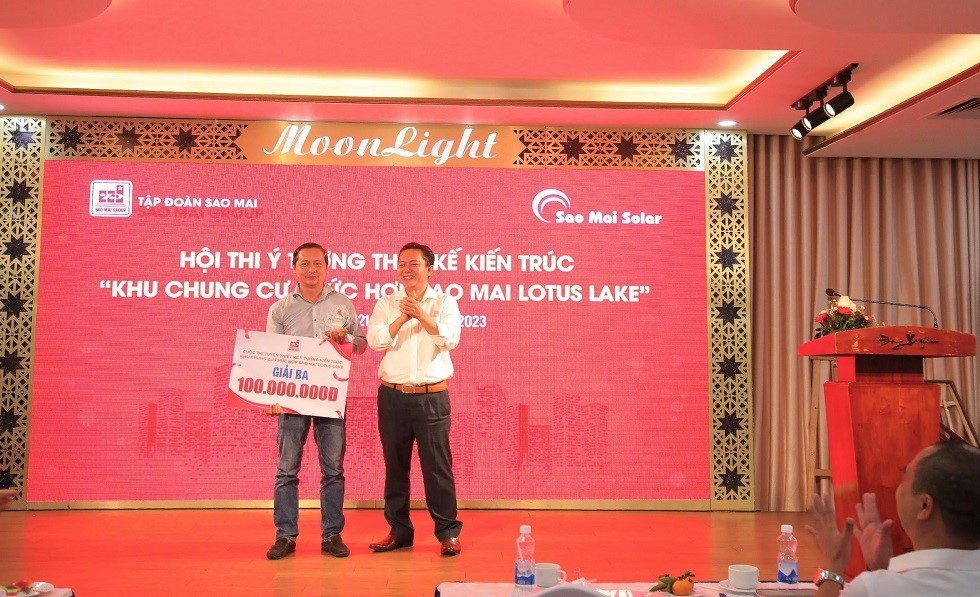 A representative of the judging panel gives the third prize to Vo Thanh Lan Architecture Construction Consultant Co., Ltd A representative of the judging panel gives the third prize to Vo Thanh Lan Architecture Construction Consultant Co., Ltd