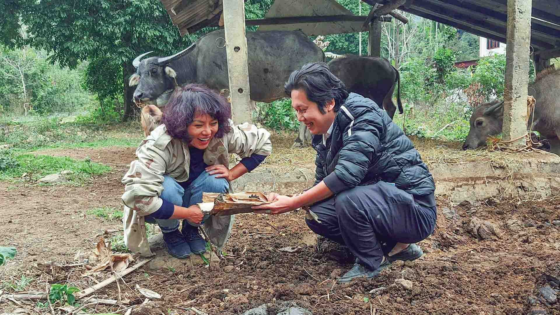 Ca sĩ Thái Thùy Linh và Thạc sĩ Hoàng Sơn Công đang kiểm tra sau khi xử lý mùi chuồng trâu bằng vi sinh. (Ảnh: M.H)