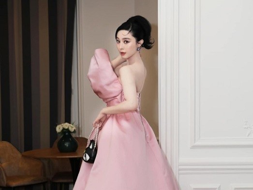 Phạm Băng Băng hóa tiểu thư với đầm hồng tôn vinh thời trang Paris