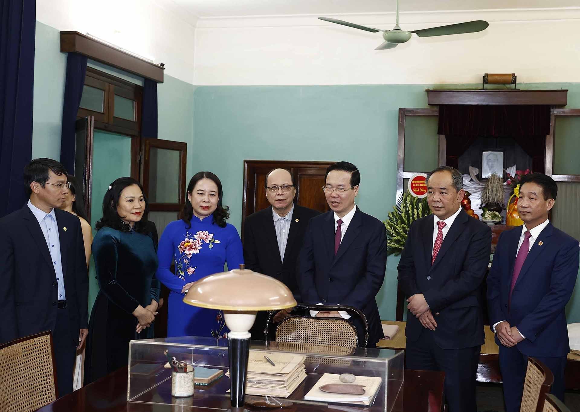 Chủ tịch nước Võ Văn Thưởng thăm nơi ở và làm việc của Chủ tịch Hồ Chí Minh. (Nguồn: TTXVN)