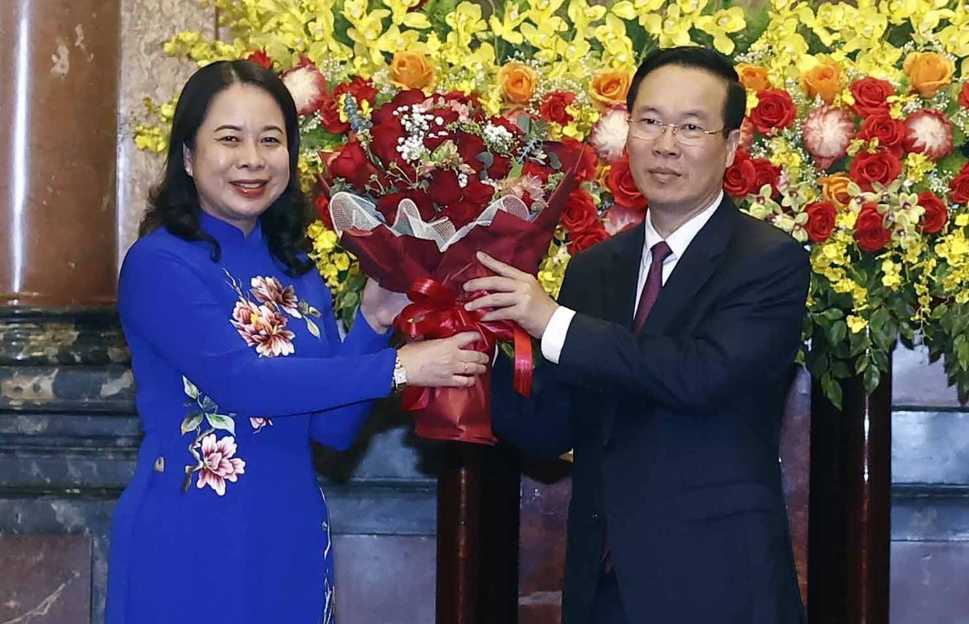 Phó Chủ tịch nước Võ Thị Ánh Xuân tặng hoa Chủ tịch nước Võ Văn Thưởng. (Nguồn: TTXVN)