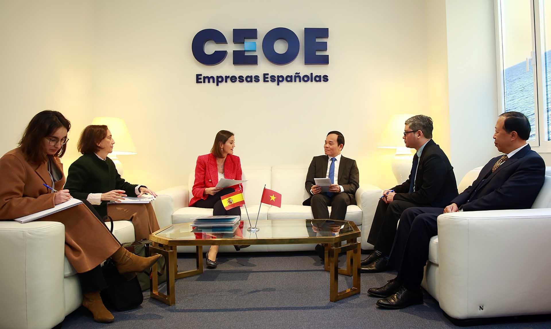 Phó Thủ tướng Trần Lưu Quang gặp Bộ trưởng Công nghiệp, Thương mại và Du lịch Tây Ban Nha Reyes Maroto.  (Nguồn: VGP)