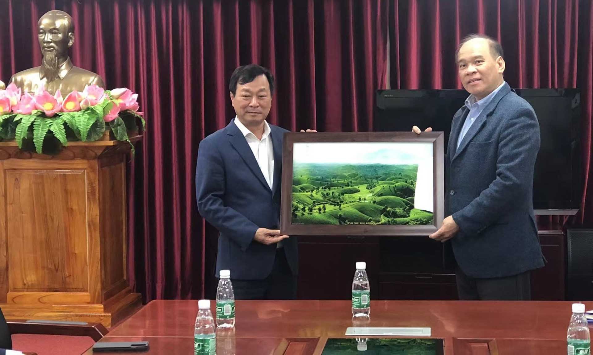 Chủ tịch Ủy ban nhân dân tỉnh Phú Thọ Bùi Văn Quang  tặng tranh lưu niệm cho Tổng Lãnh sự quán.