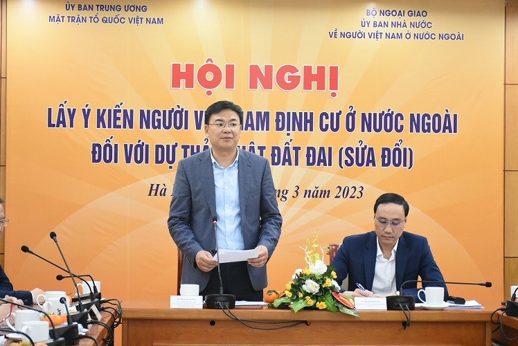 Người Việt Nam định cư ở nước ngoài sôi nổi đóng góp ý kiến với dự thảo Luật Đất đai (sửa đổi)