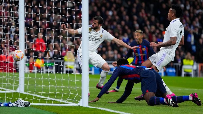 Cup nhà Vua Tây Ban Nha: Eder Militao phản lưới nhà, Real Madrid thất bại trước Barcelona