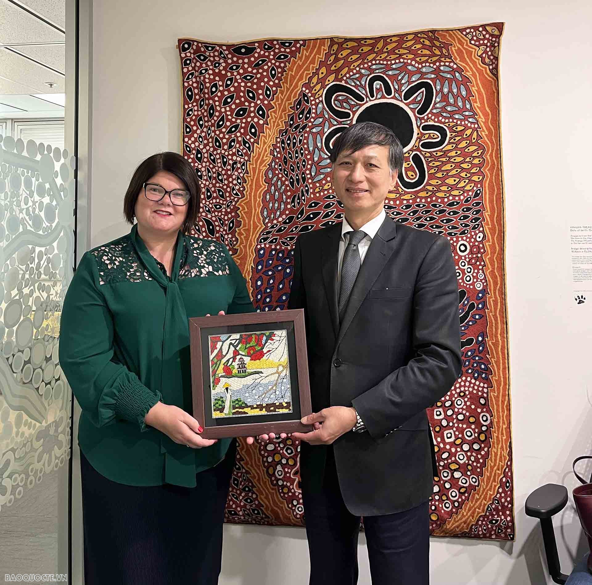 Đại sứ Nguyễn Tất Thành làm việc với Bộ trưởng Du lịch và đa văn hóa Zoe Bettison.
