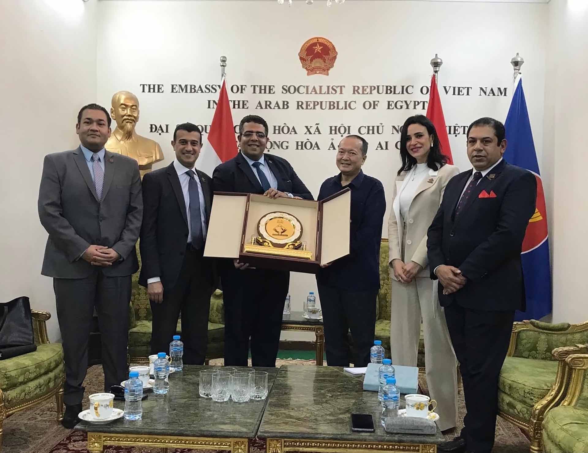 Đại sứ Nguyễn Huy Dũng tiếp ông Tarek El Kholy, Phó Chủ nhiệm Ủy ban đối ngoại Hạ viện Ai Cập.