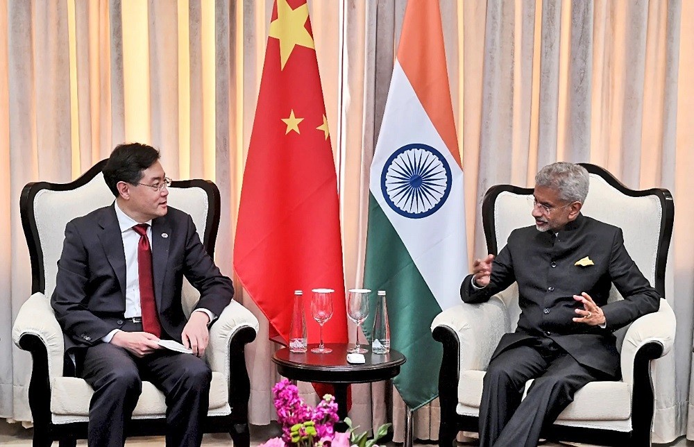 (03.03) Ngoại trưởng Trung Quốc Tần Cương và người đồng cấp Ấn Độ S. Jaishankar trong cuộc gặp ngày 2/3 tại New Delhi. (Nguồn: AP)