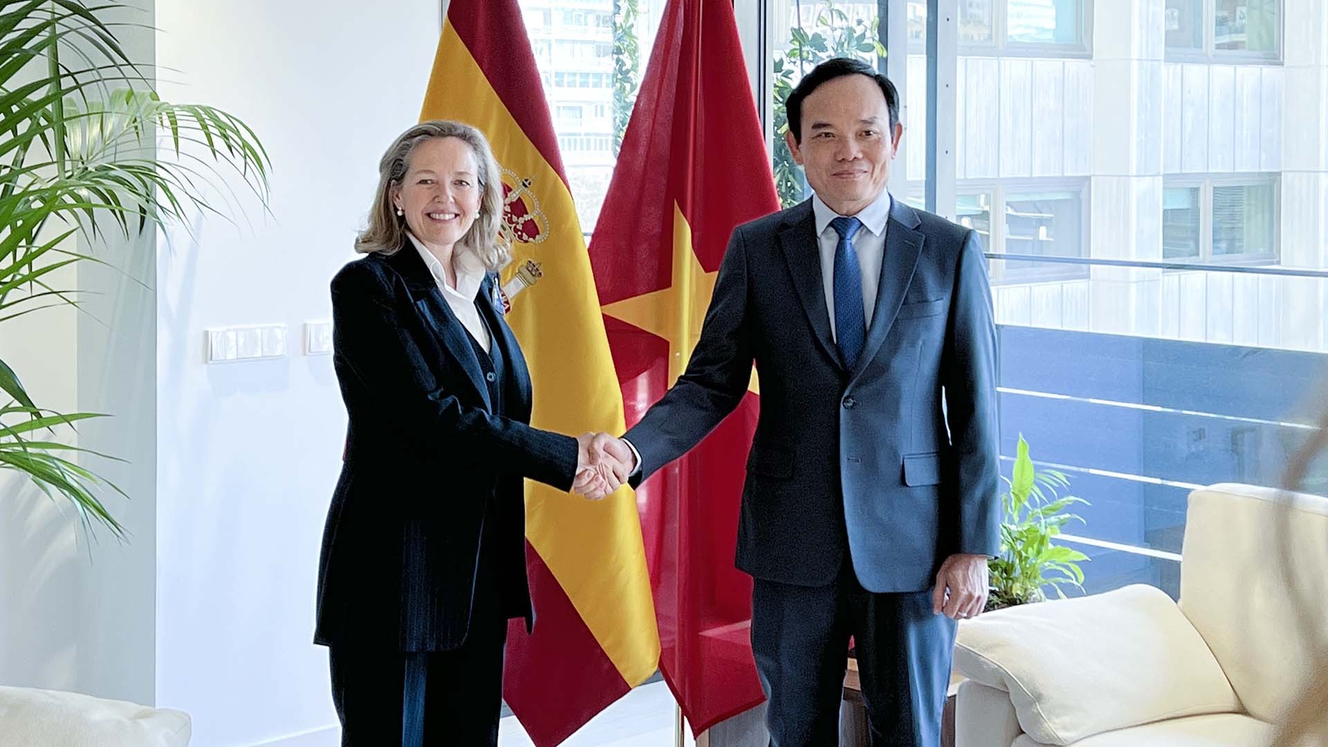 Phó Thủ tướng Chính phủ Trần Lưu Quang và Phó Thủ tướng thứ nhất Vương Quốc Tây Ban Nha Nadia Calviño.