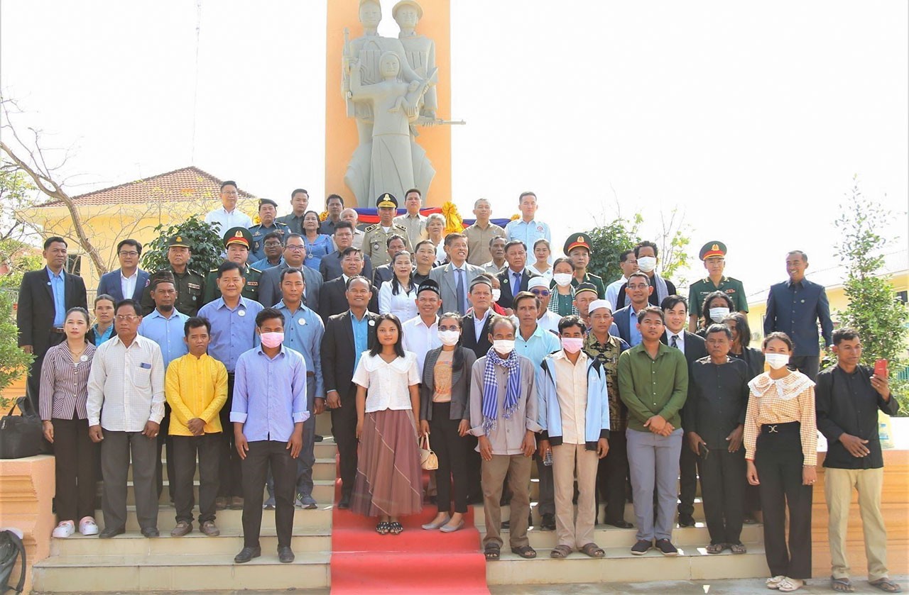 Các đại biểu chụp ảnh lưu niệm sau lễ khánh thành công trình nâng cấp Đài Hữu nghị Campuchia-Việt Nam tỉnh Kampong Speu