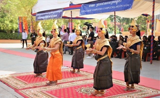 Tiết mục văn nghệ chào mừng tại lễ khánh thành. công trình nâng cấp Đài Hữu nghị Campuchia-Việt Nam tỉnh Kampong Speu