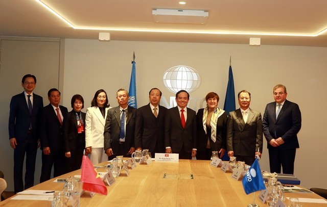 Delegates pose for a group photo at the meeting. (Photo: NDO)