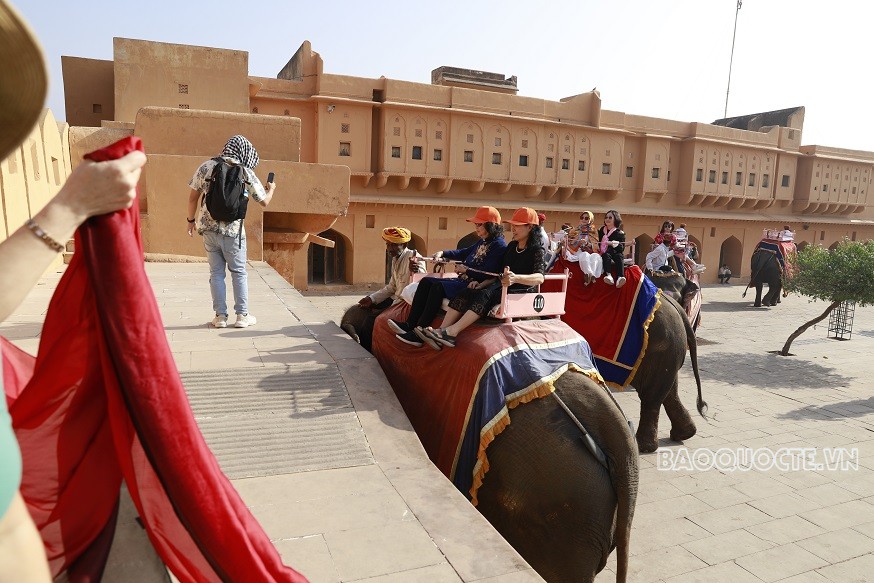 Du khách và trải nghiệm cưỡi voi ngắm cảnh ở Ấn Độ