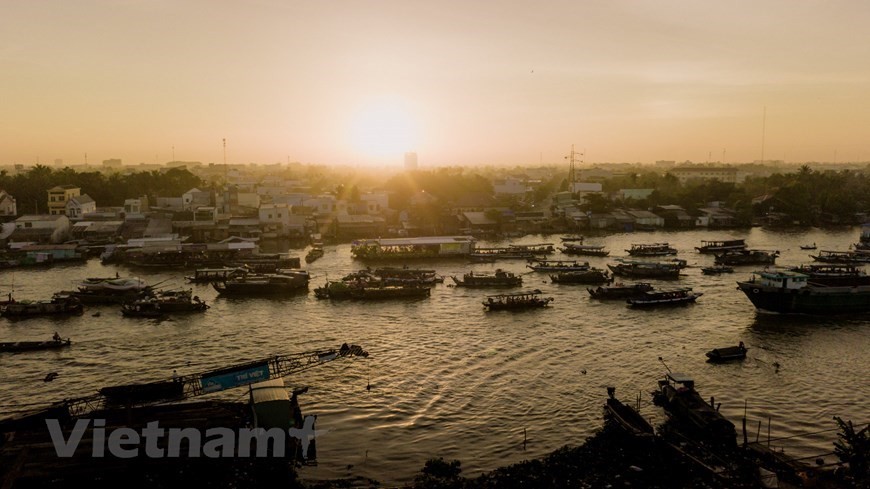 Cai Rang Floating Market is located on Cai Rang River, about 6km from the heart of Can Tho city. To reach the market by waterway, it takes about 30 minutes from Ninh Kieu wharf in the district of the same name. (Photo: VNA)