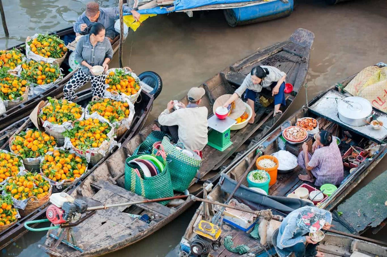 The main items sold there are farm products and specialties of Cai Rang Town, Chau Thanh District and neighboring areas such as dried fish, coconut candy, fish sauce, milk and so on. 