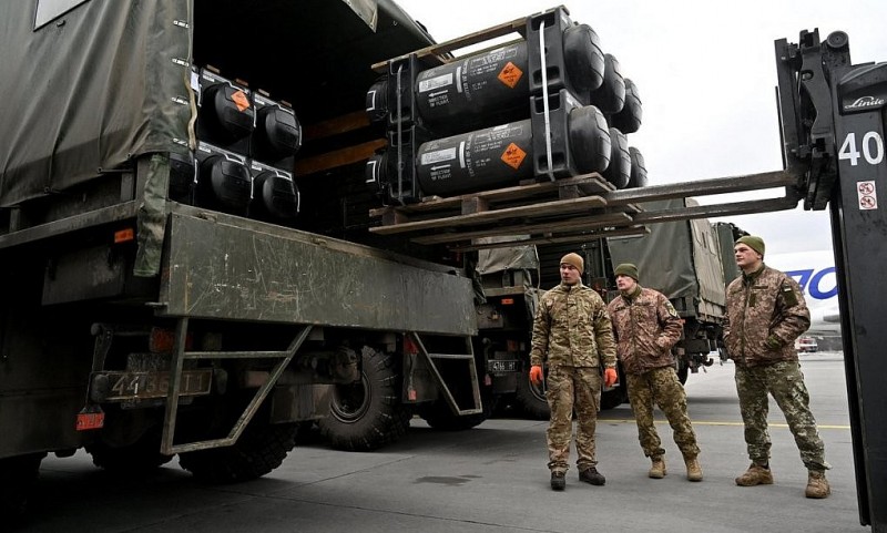 Binh sĩ Ukraine bên cạnh xe tải chở một lô tên lửa Javelin do Mỹ chuyển giao hồi tháng 4. Ảnh: AFP.