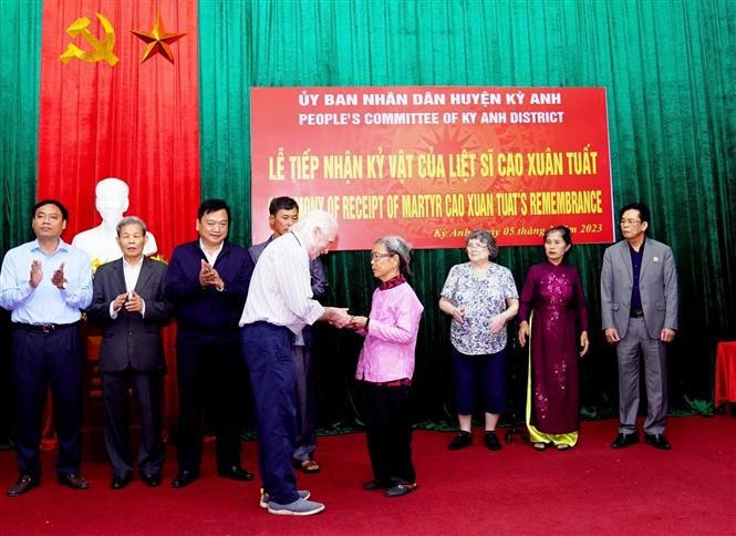 US veteran returns war diary to Vietnamese martyr’s family. (Photo: VNA)