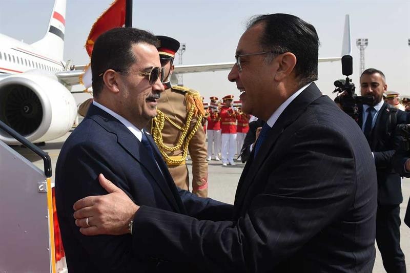 Thủ tướng Ai Cập Mostafa Madbouly đón Thủ tướng Iraq Mohammed Shia al-Sudani tại Sân bay Quốc tế Cairo, vào Chủ nhật ngày 5/3/2023. (Nguồn: Nội các Ai Cập)