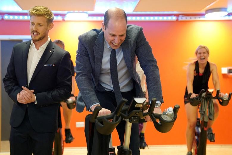 Hoàng tử Anh William trải nghiệm một thiết bị tập thể thao trong chuyến thăm Trung tâm thể dục và giải trí Aberavon ở Port Talbot, Anh, ngày 28/2. Trong chuyến thăm, Hoàng tử William đã gặp gỡ các cộng đồng địa phương và nghe về cách thể thao và tập thể d