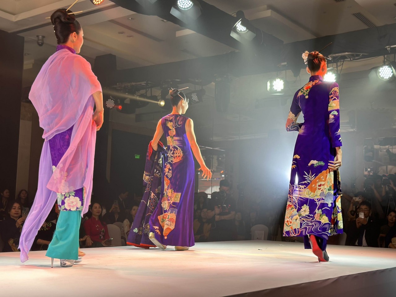 Áo dài   Kimono: Trang phục truyền thống tôn vinh vẻ đẹp người phụ nữ Việt Nam-Nhật Bản