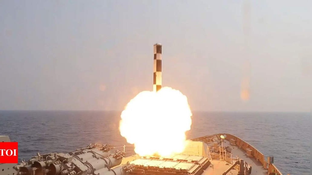 Ấn Độ phóng thử thành công tên lửa siêu thanh BrahMos từ tàu nổi