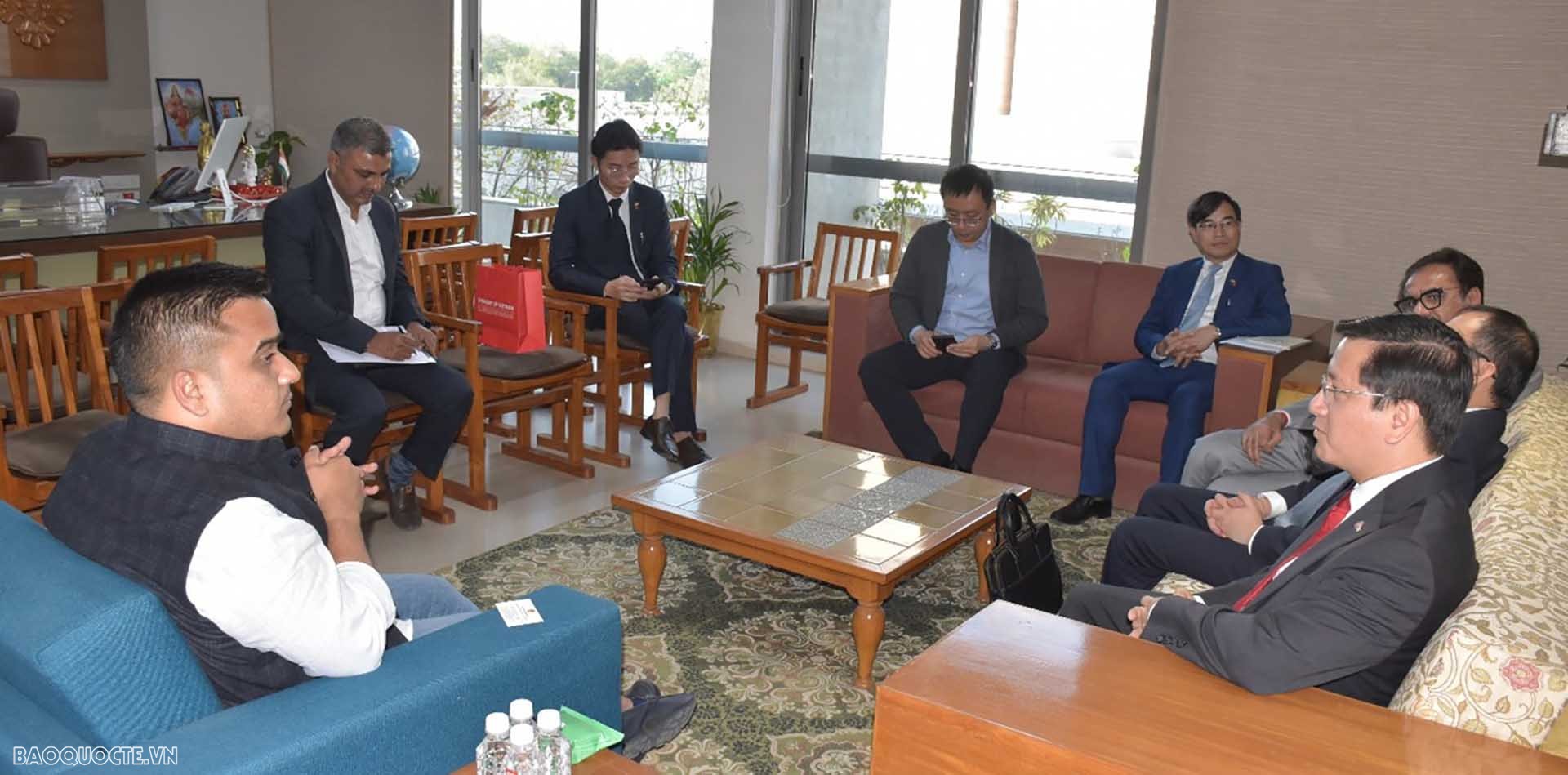 Đại sứ Nguyễn Thanh Hải trao đổi với Bộ trưởng Nội vụ của bang Gujarat Harsh Sanghavi.
