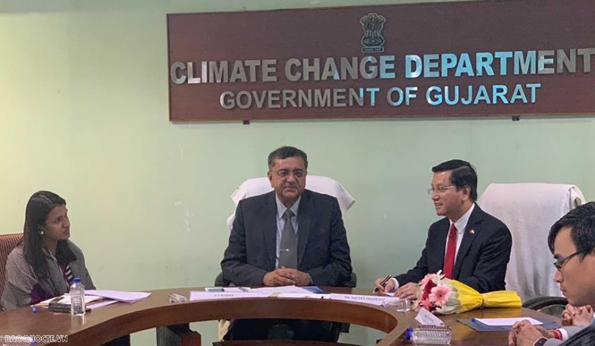 Đại sứ Nguyễn Thanh Hải trao đổi với Thứ trưởng Giáo dục kiêm Biến đổi khí hậu S. J. Haider.