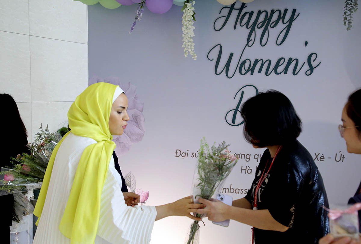 Đại sứ quán Saudi Arabia tại Hà Nội tặng quà tri ân phụ nữ nhân ngày 8/3